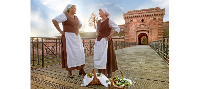 Zwei Bauersfrauen vor dem Weißenburger Tor in Germersheim
